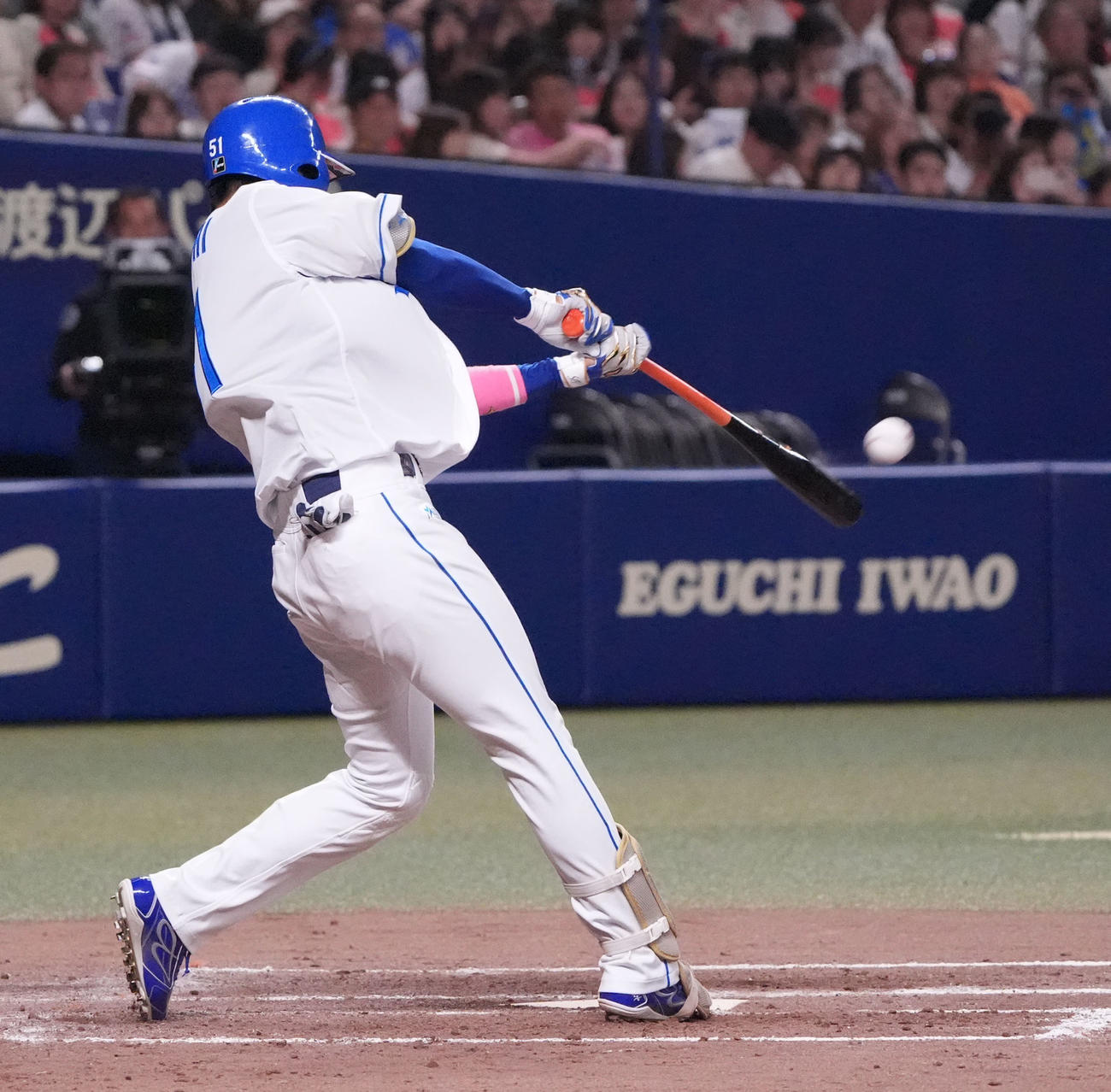 中日対ロッテ　4回裏中日無死、右越え本塁打を放つ上林（撮影・森本幸一）