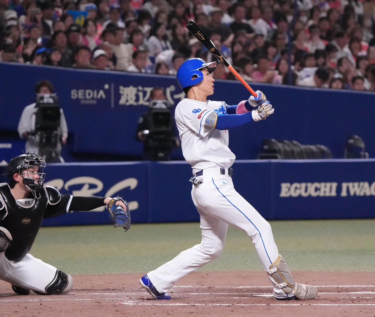 中日対ロッテ　4回裏中日無死、右越え本塁打を放つ上林（撮影・森本幸一）