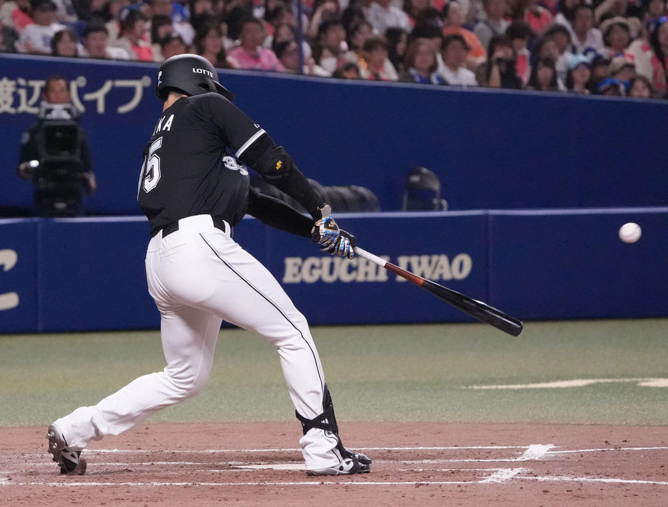 中日対ロッテ　5回表ロッテ無死満塁、左前2点適時打を放つ田中晴（撮影・森本幸一）