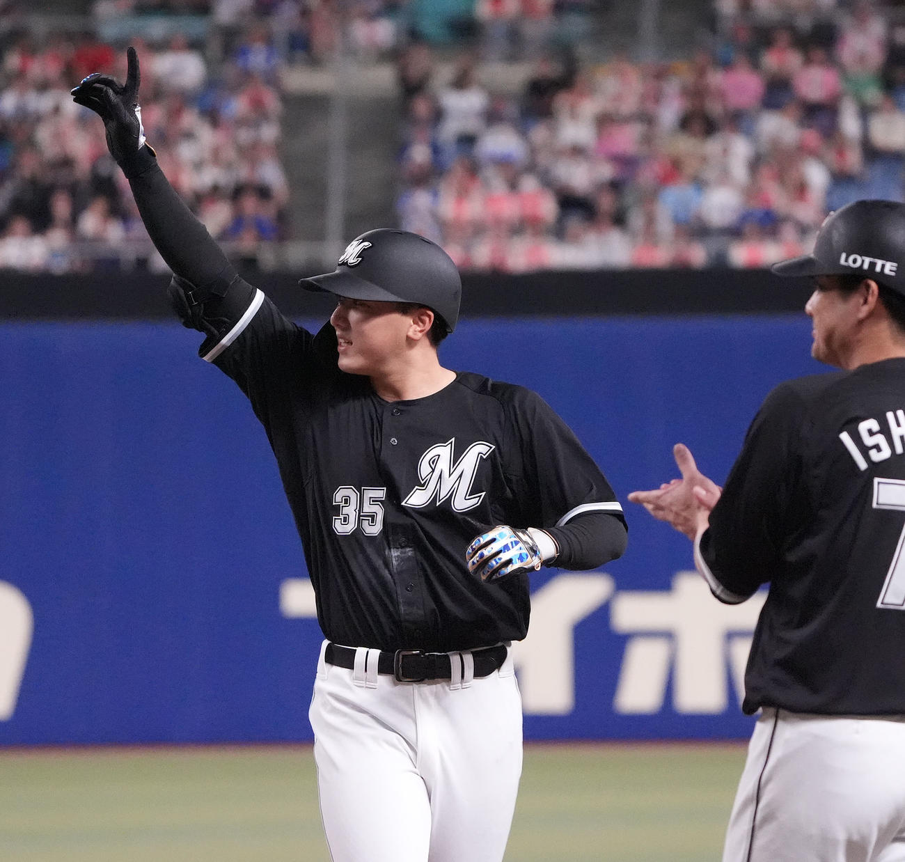 中日対ロッテ　5回表ロッテ無死満塁、左前2点適時打を放ちベンチに向かってアピールする田中晴（撮影・森本幸一）
