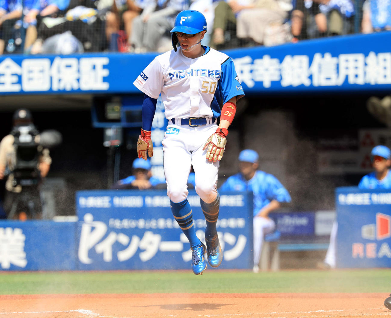 DeNA対日本ハム　1回表日本ハム1死一、二塁、郡司の先制適時打で生還した五十幡はジャンプ（撮影・浅見桂子）