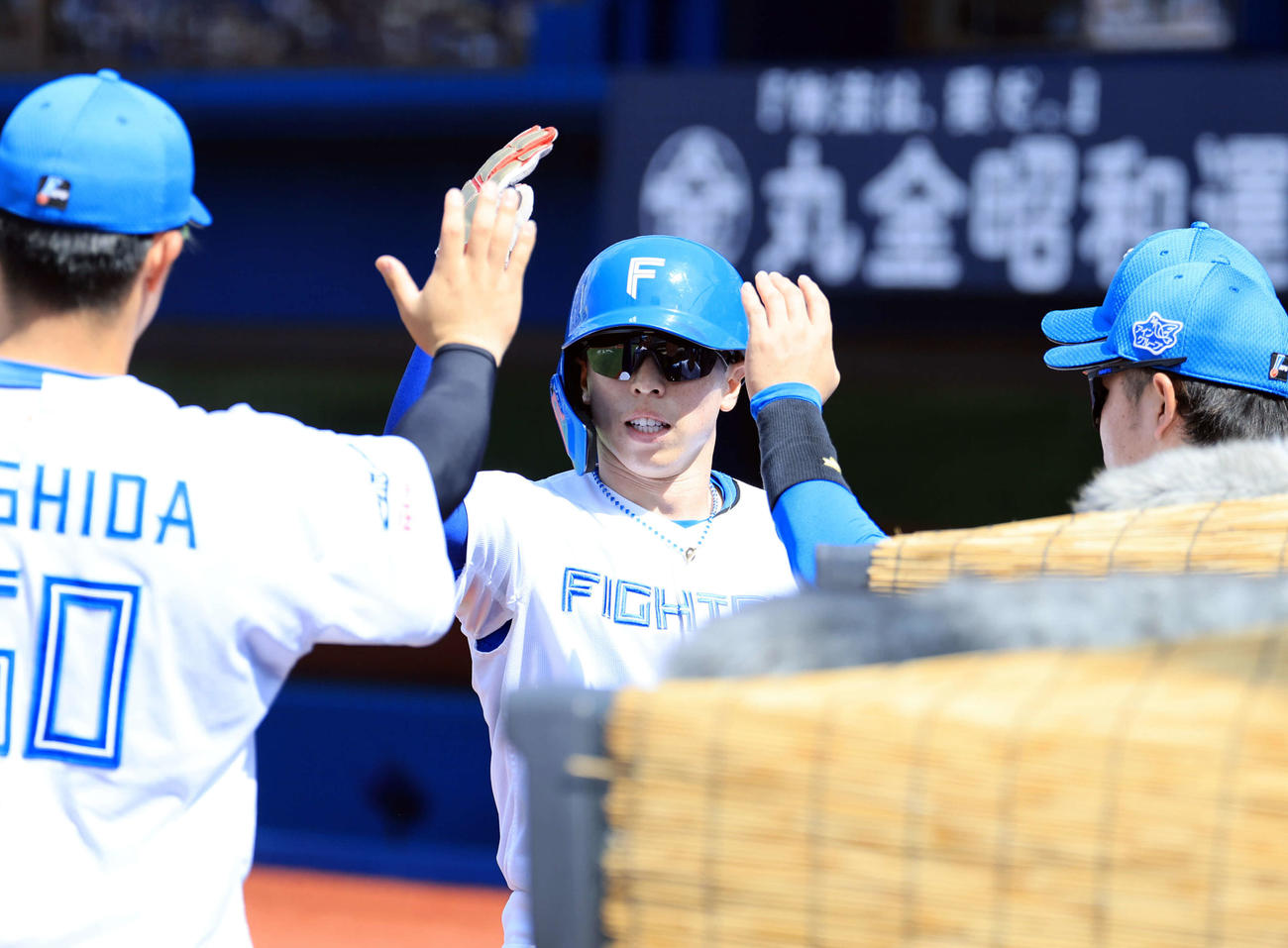 DeNA対日本ハム　1回表日本ハム1死一、二塁、郡司の先制適時打で生還した五十幡は笑顔でナインとハイタッチ（撮影・浅見桂子）