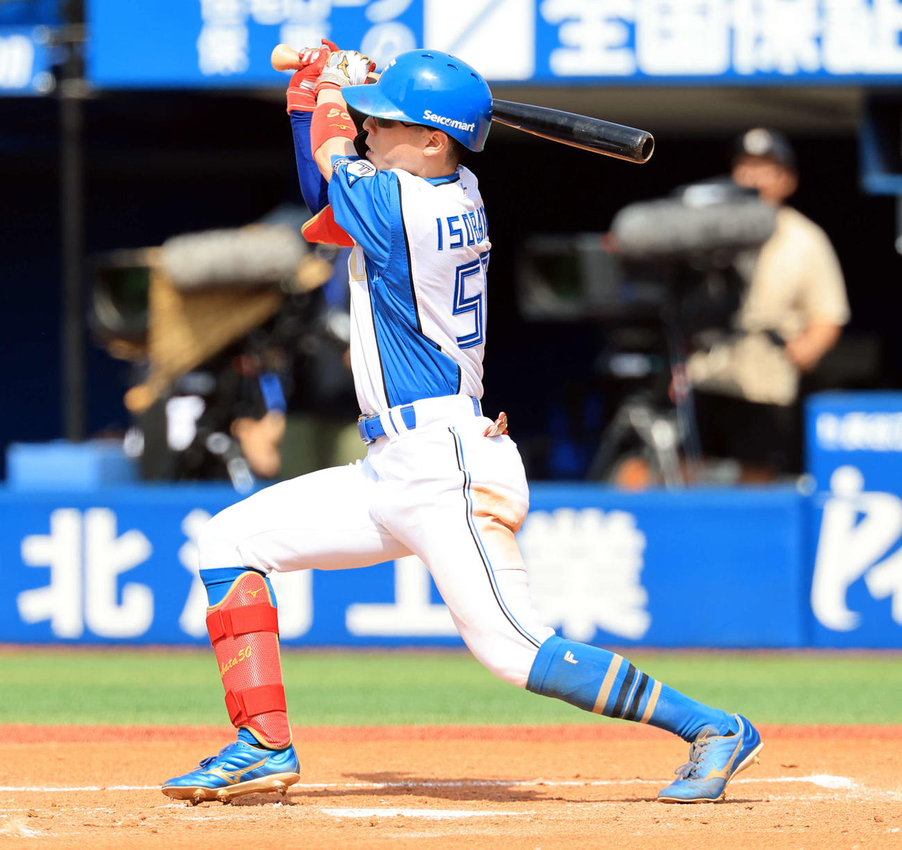 DeNA対日本ハム　2回表日本ハム2死二塁、五十幡は右適時三塁打を放つ（撮影・浅見桂子）
