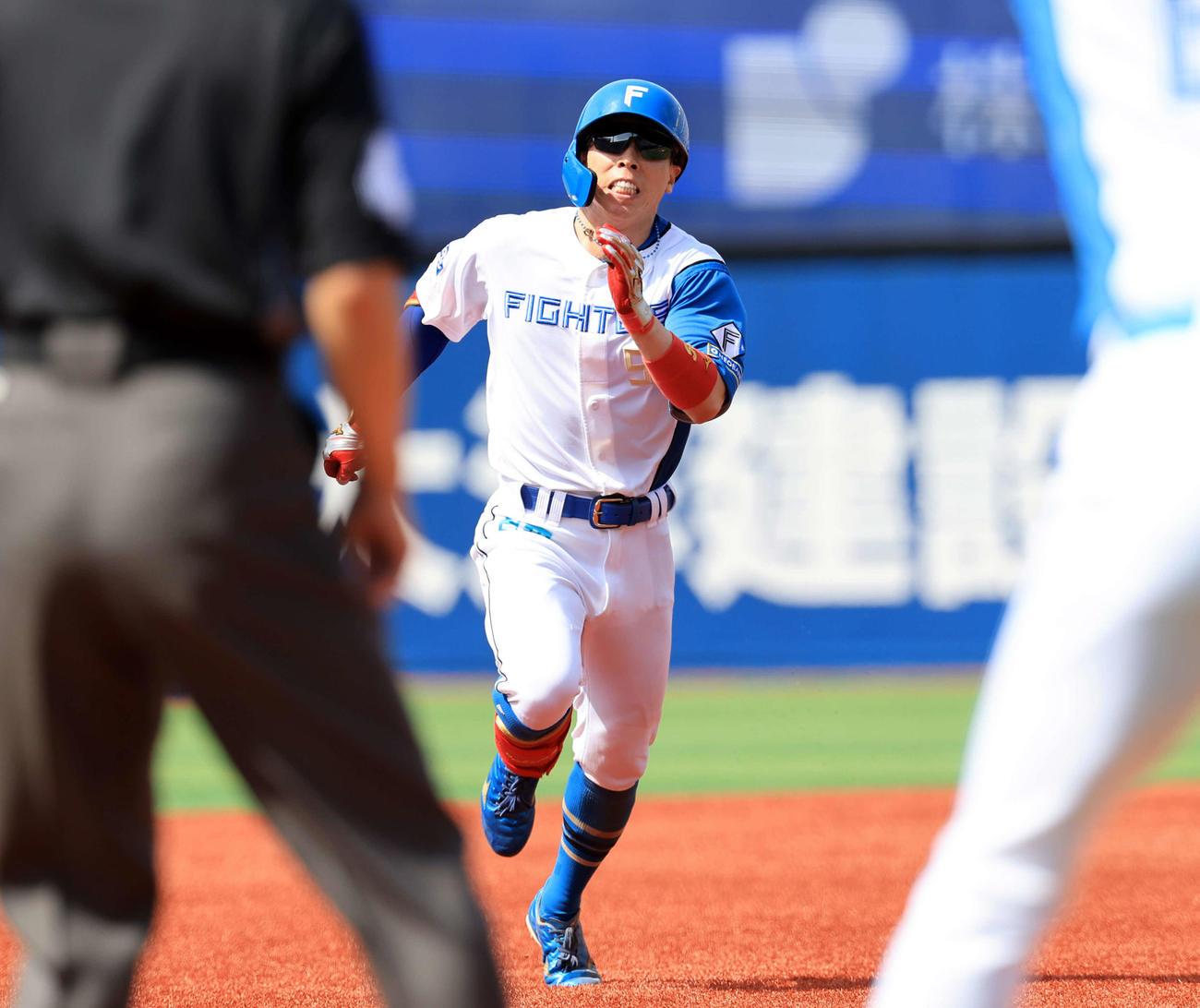 DeNA対日本ハム　2回表日本ハム2死二塁、五十幡は右適時三塁打を放ち三塁に激走する（撮影・浅見桂子）