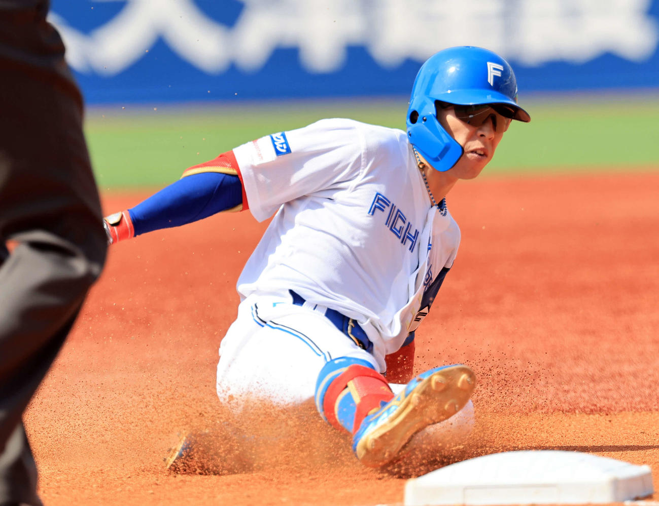 DeNA対日本ハム　2回表日本ハム2死二塁、五十幡は右適時三塁打を放ち三塁に滑り込む（撮影・浅見桂子）