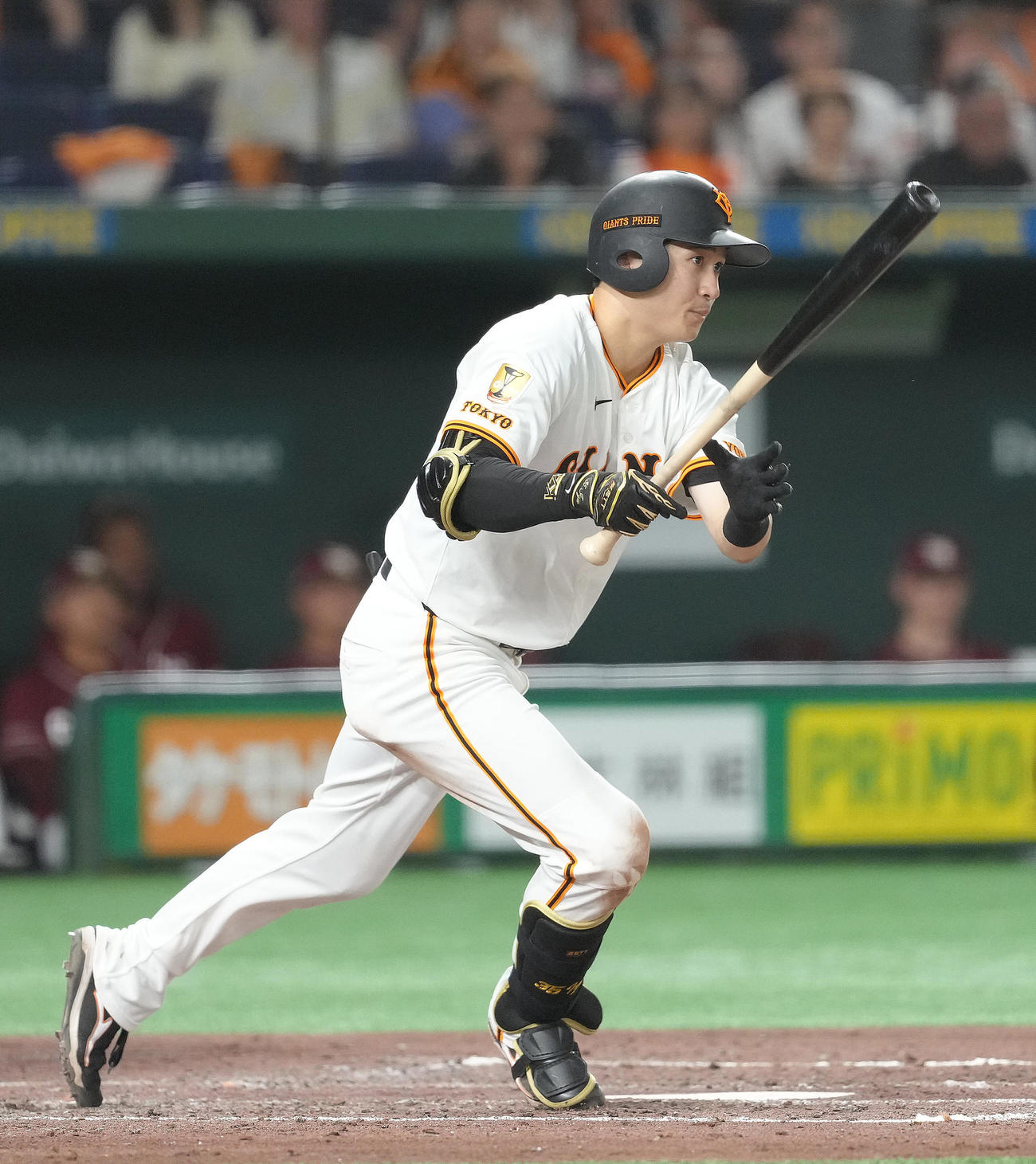 巨人対楽天　5回裏巨人2死一塁、泉口は右前打を放つ（撮影・足立雅史）