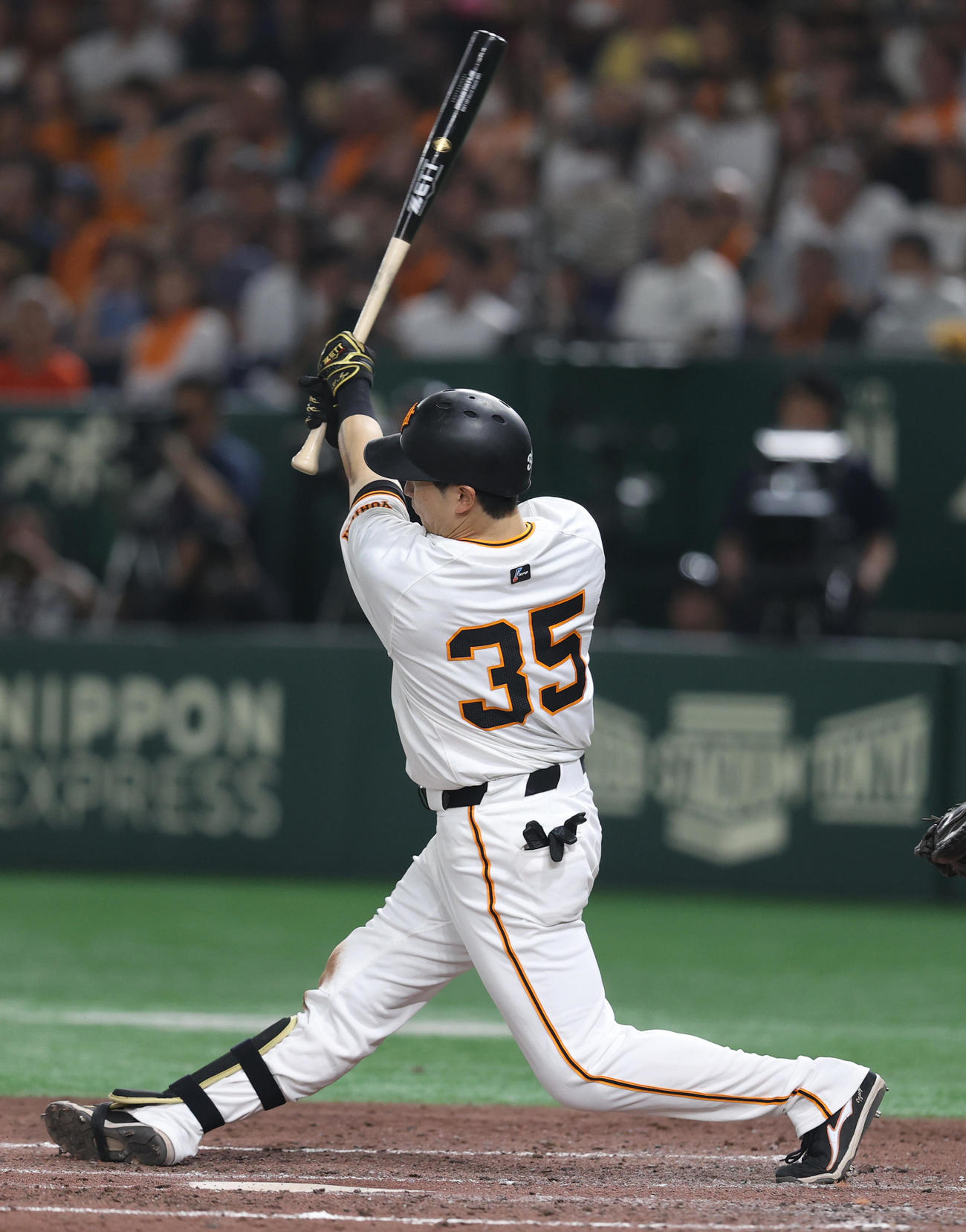 巨人対楽天　5回裏巨人2死一塁、右前打を放つ泉口（撮影・水谷安孝）