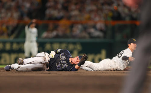 オリックス】6日、スライディングで警告受けた広岡大志が脇腹を気にし