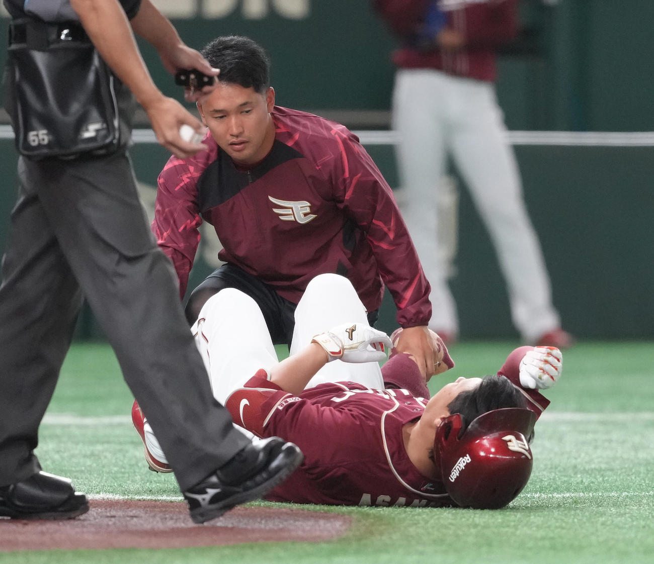 巨人対楽天　1回表楽天2死二塁、浅村は死球を受け倒れ込む（撮影・足立雅史）