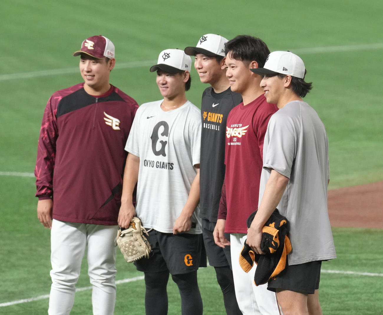 試合前、記念撮影する、左から楽天藤平、巨人井上、戸郷、楽天鈴木、巨人大勢