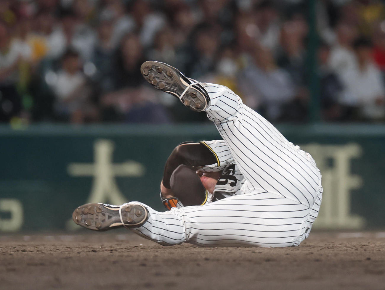 阪神対オリックス　9回表オリックス無死、石井は広岡の打球直撃を受ける（撮影・宮崎幸一）＝25年6月6日