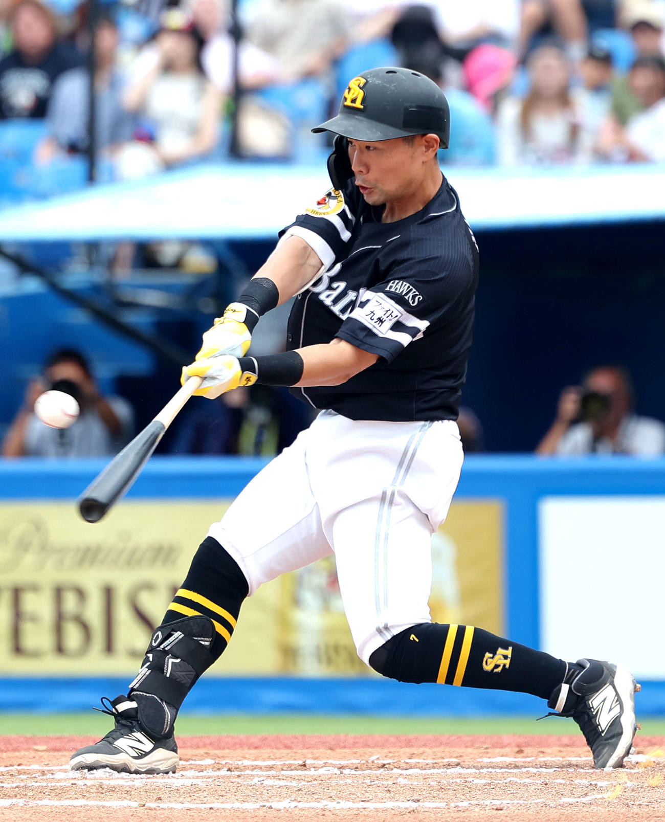 ヤクルト対ソフトバンク　6回表ソフトバンク1死満塁、2点滴時打を放つ中村（撮影・河田真司）