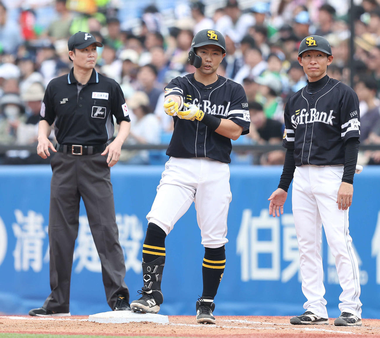 ヤクルト対ソフトバンク　6回表ソフトバンク1死満塁、2点適時打を放ち出塁する中村（撮影・河田真司）