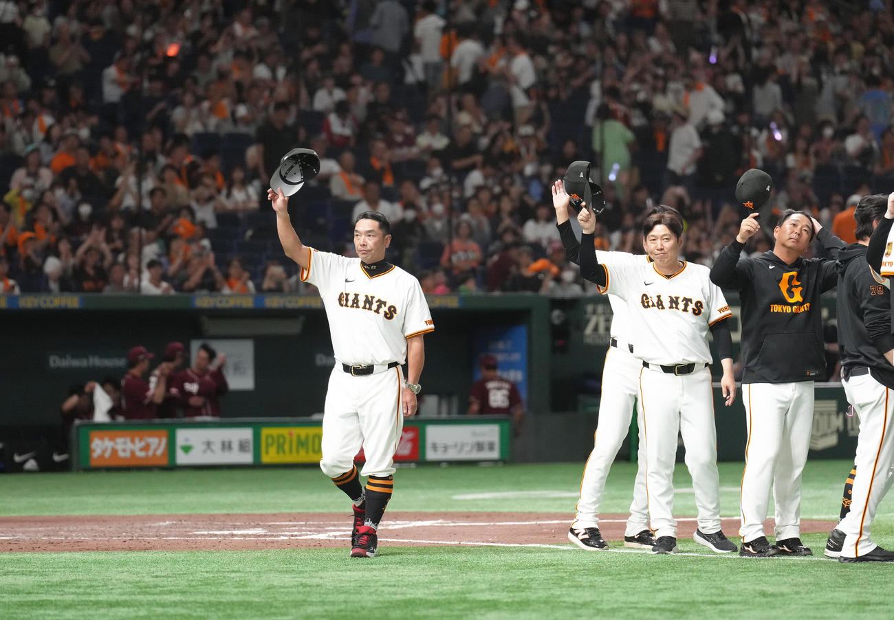 巨人対楽天　楽天に勝利し、スタンドの声援に応える巨人阿部監督（撮影・足立雅史）