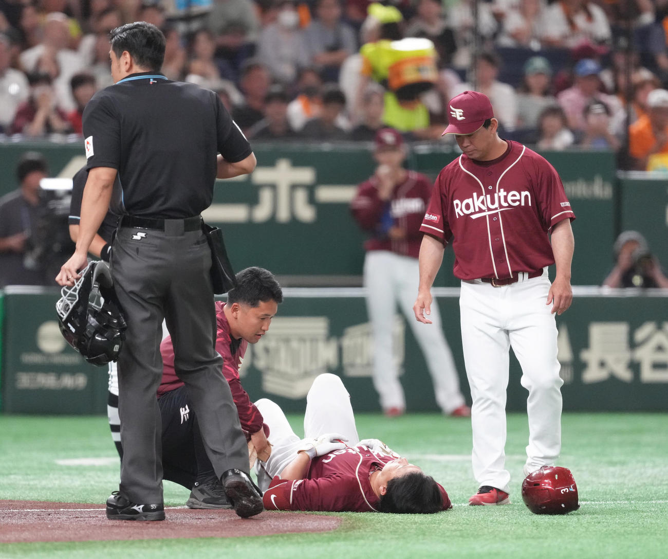巨人対楽天　1回表楽天2死二塁、浅村は死球を受け倒れ込む（撮影・足立雅史）