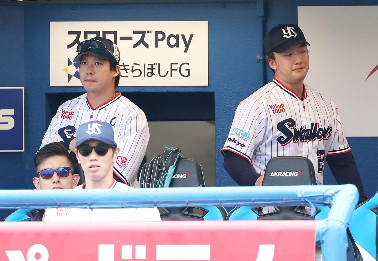 ヤクルト対ソフトバンク　6回表ソフトバンク1死一、二塁、降板する吉村（右）（撮影・河田真司）