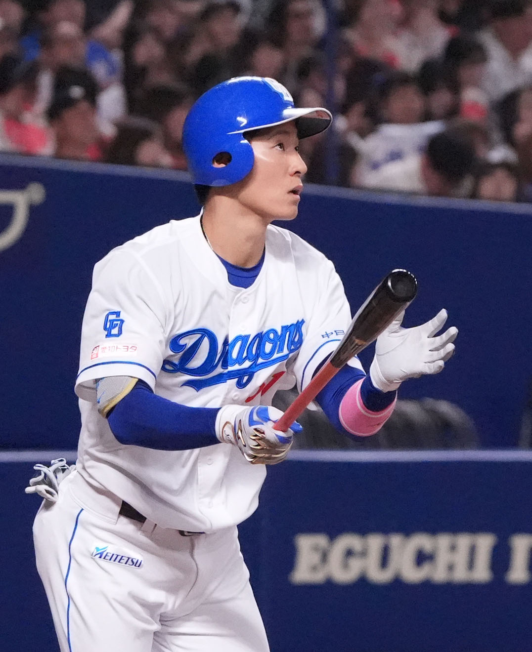 中日対ロッテ　4回裏中日無死、右越え本塁打を放つ上林（撮影・森本幸一）