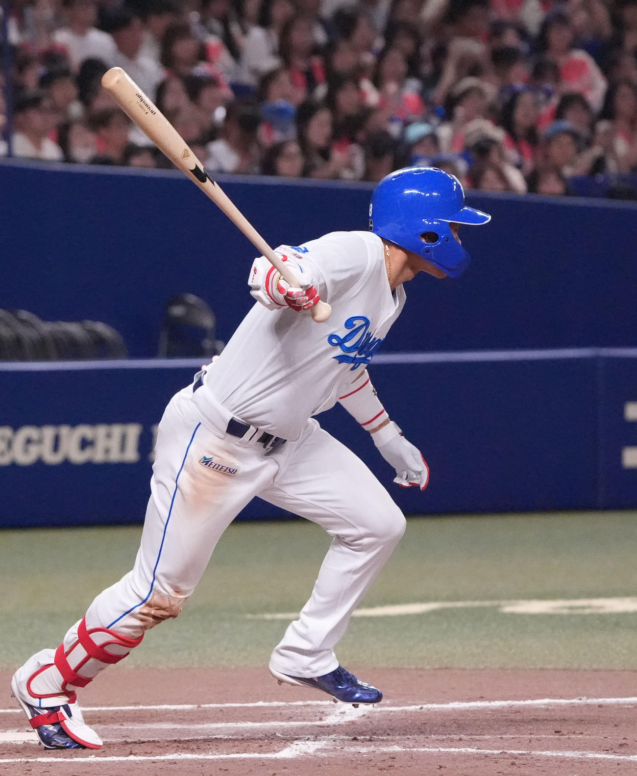 中日対ロッテ　9回裏中日2死、左前打を放つ大島（撮影・森本幸一）