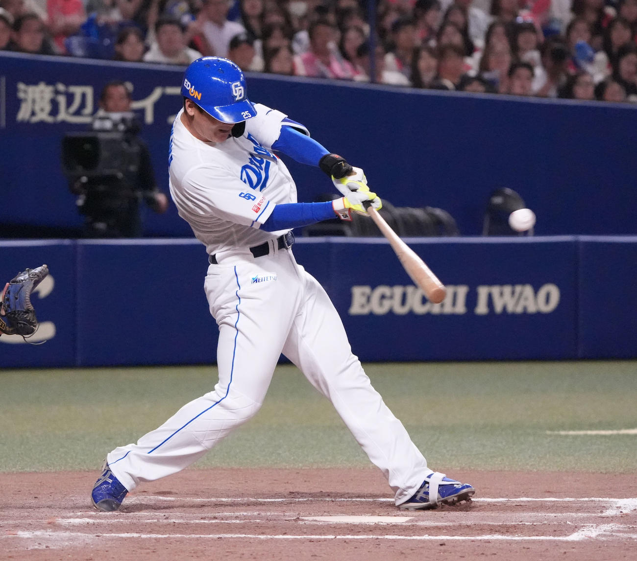 中日対ロッテ　9回裏中日2死一、二塁、中前適時打を放つ石川昂（撮影・森本幸一）