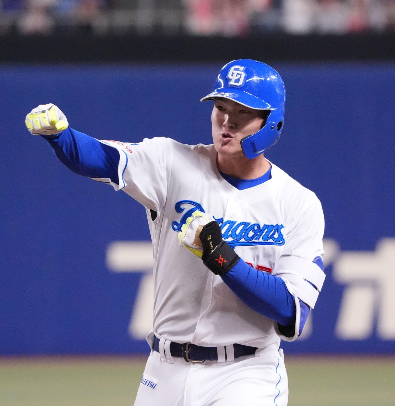 中日対ロッテ　9回裏中日2死一、二塁、中前適時打を放ちガッツポーズをする石川昂（撮影・森本幸一）
