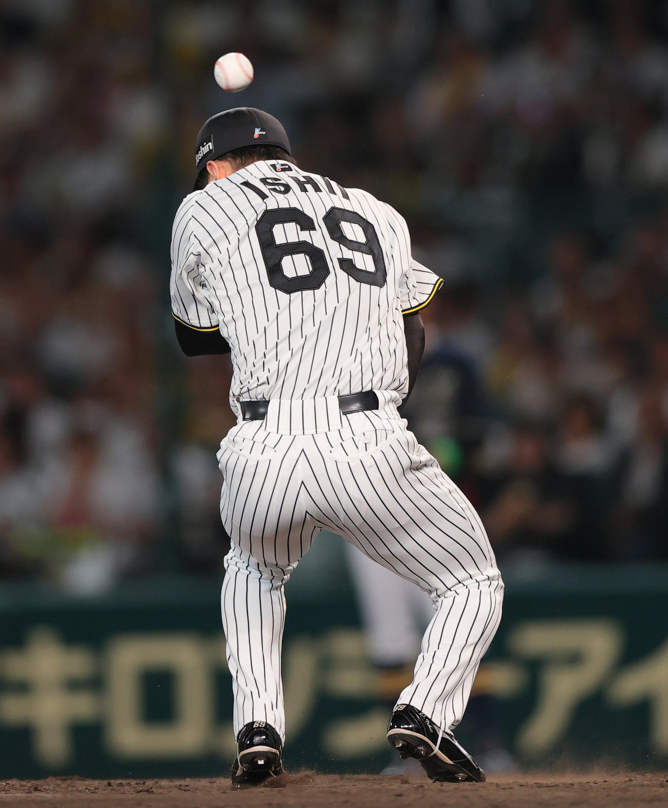 阪神対オリックス　9回表オリックス無死、石井は広岡の打球が頭部に当たる（2025年6月6日撮影）
