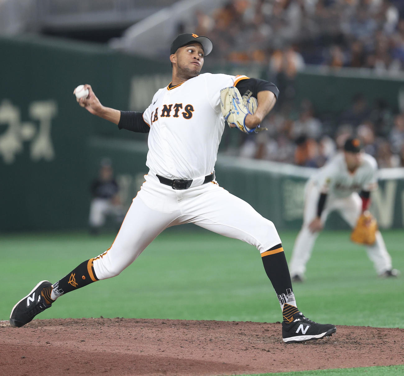 巨人対楽天　巨人4番手マルティネス（撮影・水谷安孝）