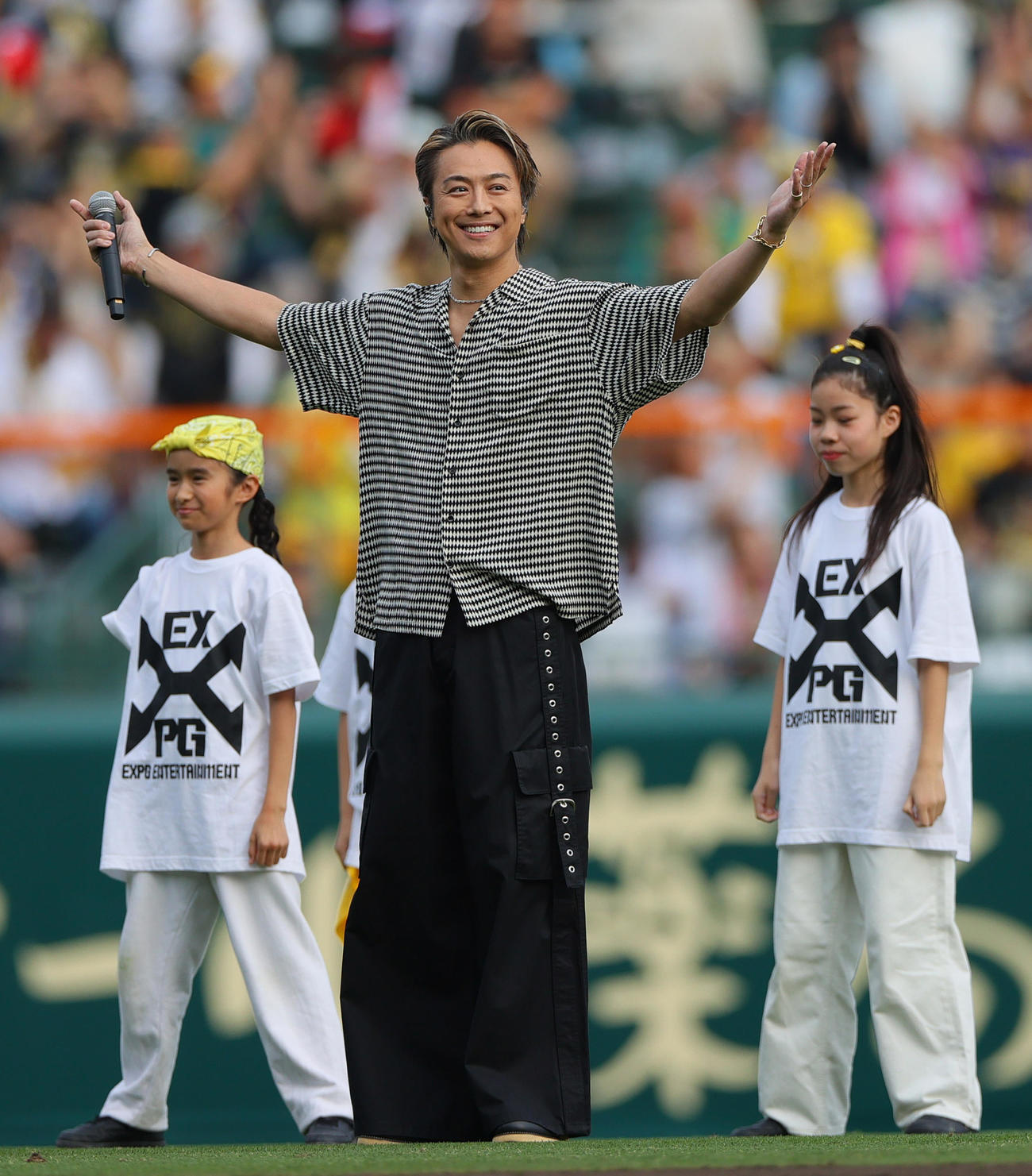 阪神対オリックス　試合前、球場を盛り上げるEXILE TAKAHIRO（撮影・上山淳一）