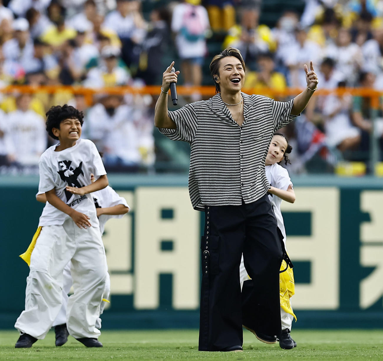 阪神対オリックス　ミニライブを行うEXILEのTAKAHIRO（撮影・藤尾明華）