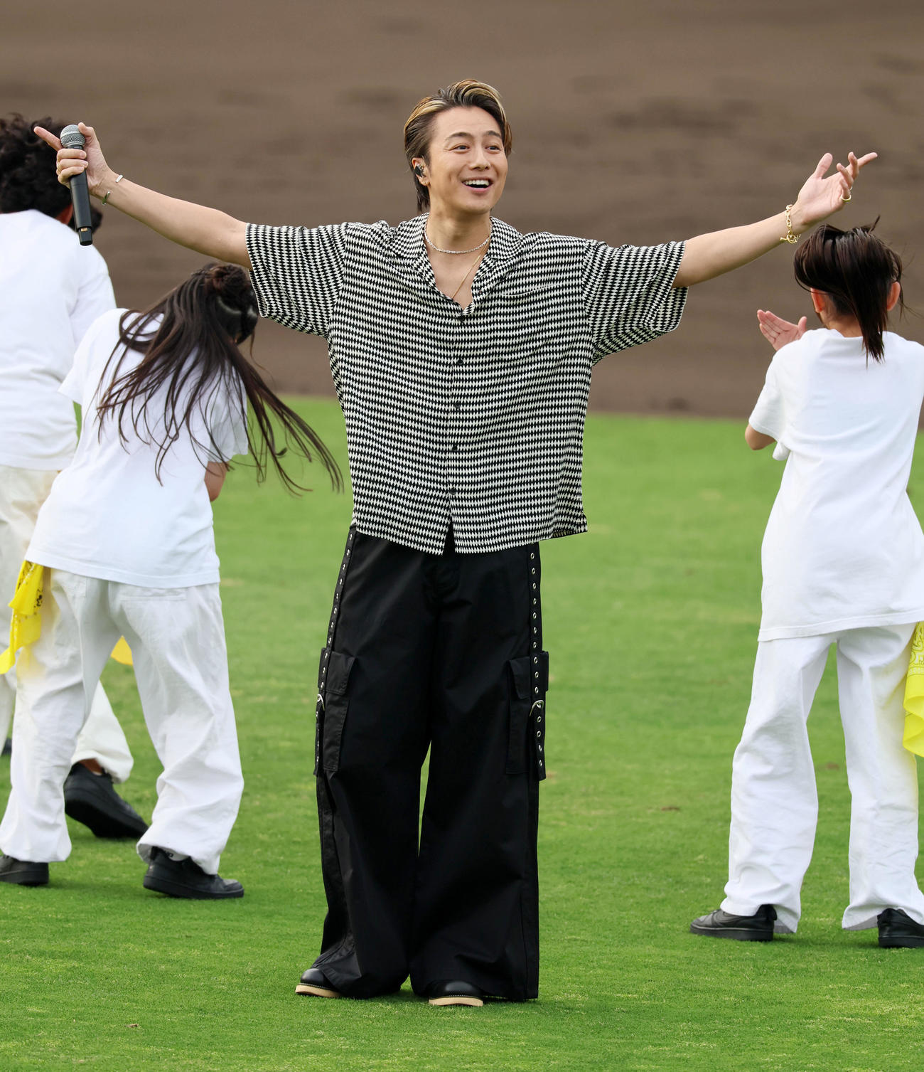 阪神対オリックス　試合前、パフォーマンスを披露するEXILE TAKAHIRO（撮影・加藤哉）