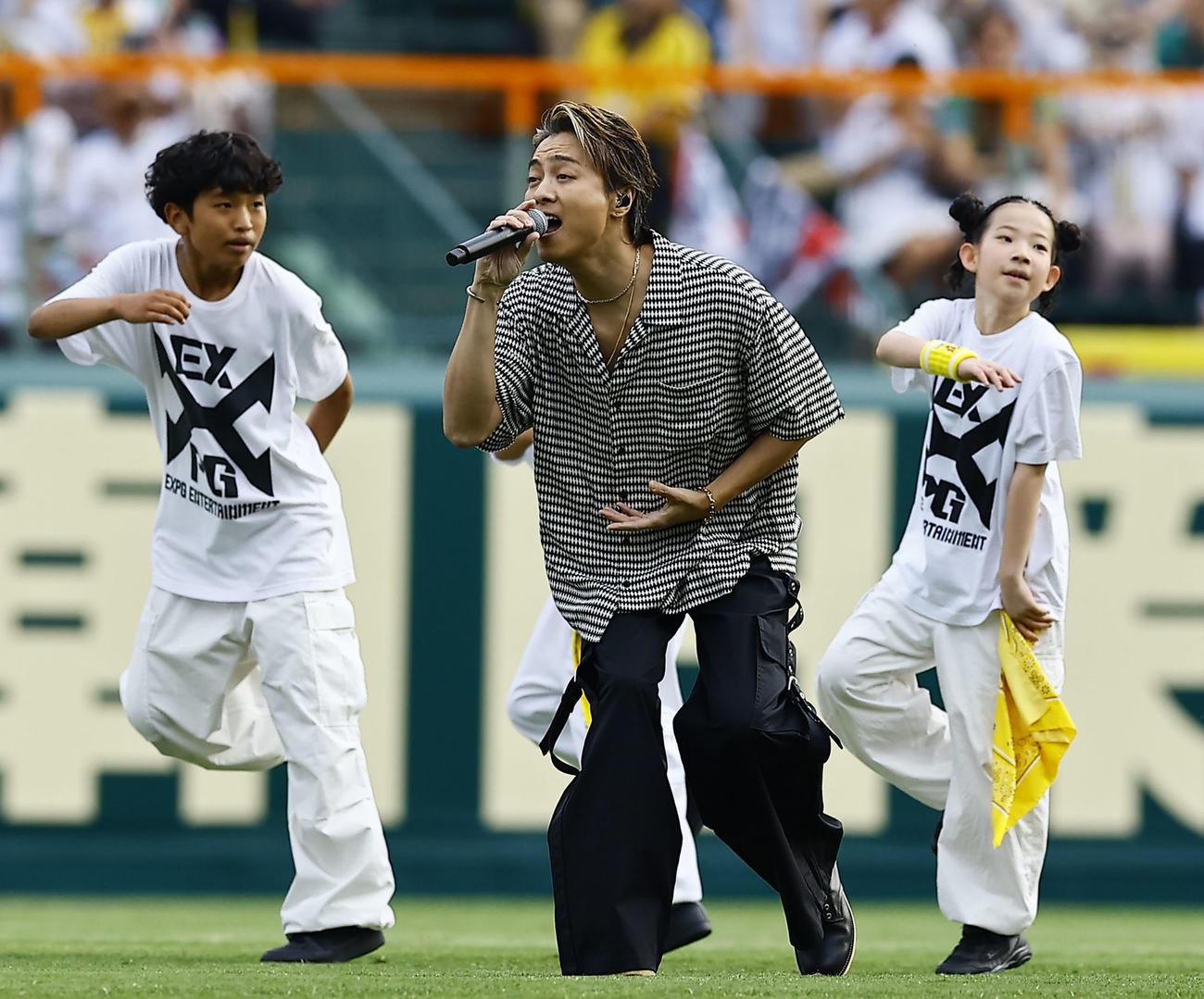 阪神対オリックス　ミニライブを行うEXILEのTAKAHIRO（撮影・藤尾明華）
