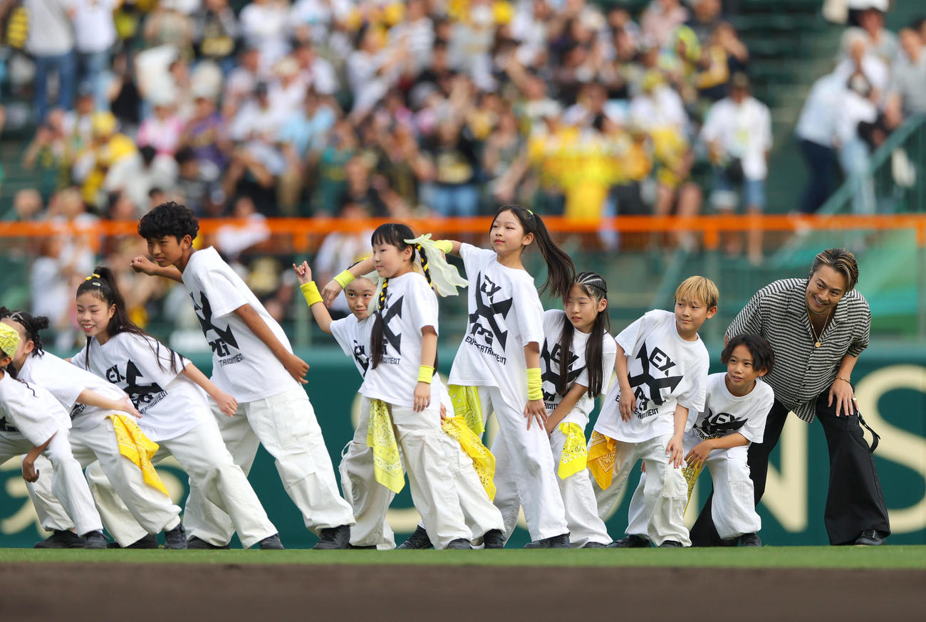 阪神対オリックス　試合前、球場を盛り上げるEXILE TAKAHIRO（撮影・上山淳一）