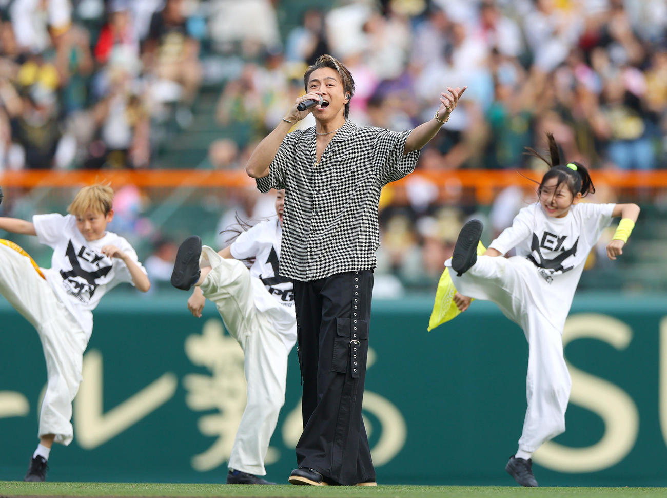 阪神対オリックス　試合前、球場を盛り上げるEXILE TAKAHIRO（撮影・上山淳一）