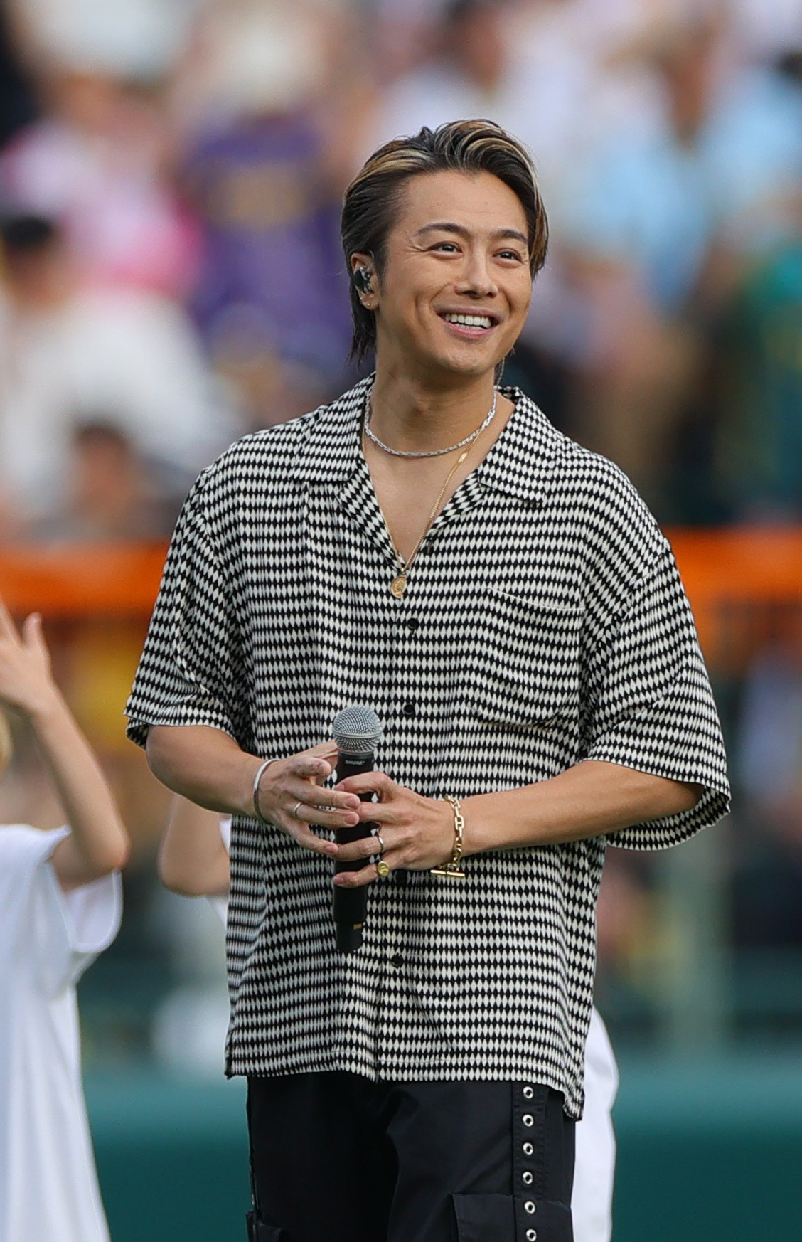 阪神対オリックス　試合前、球場を盛り上げるEXILE TAKAHIRO（撮影・上山淳一）