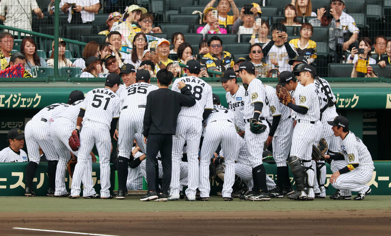 阪神対オリックス　試合前の円陣を組む阪神ナイン（撮影・加藤哉）