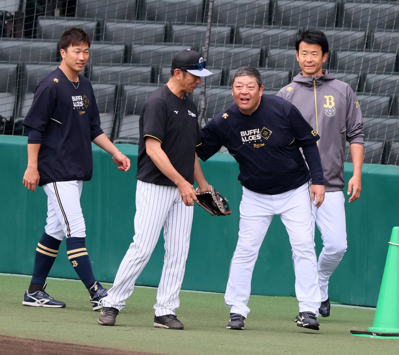 阪神対オリックス　前日の広岡スライディングに対し田中コーチ（中央左）ら阪神側へ謝罪したオリックス水本ヘッドコーチら。左は安達コーチ、右端は松井コーチ（撮影・加藤哉）