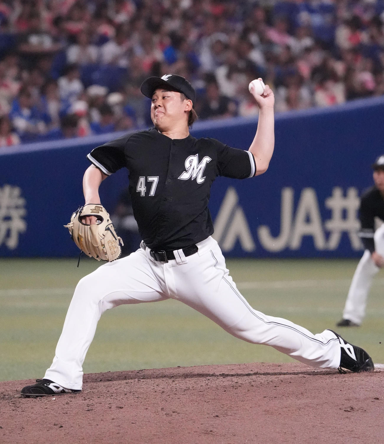 中日対ロッテ　9回裏、ロッテ3番手で登板する鈴木（撮影・森本幸一）