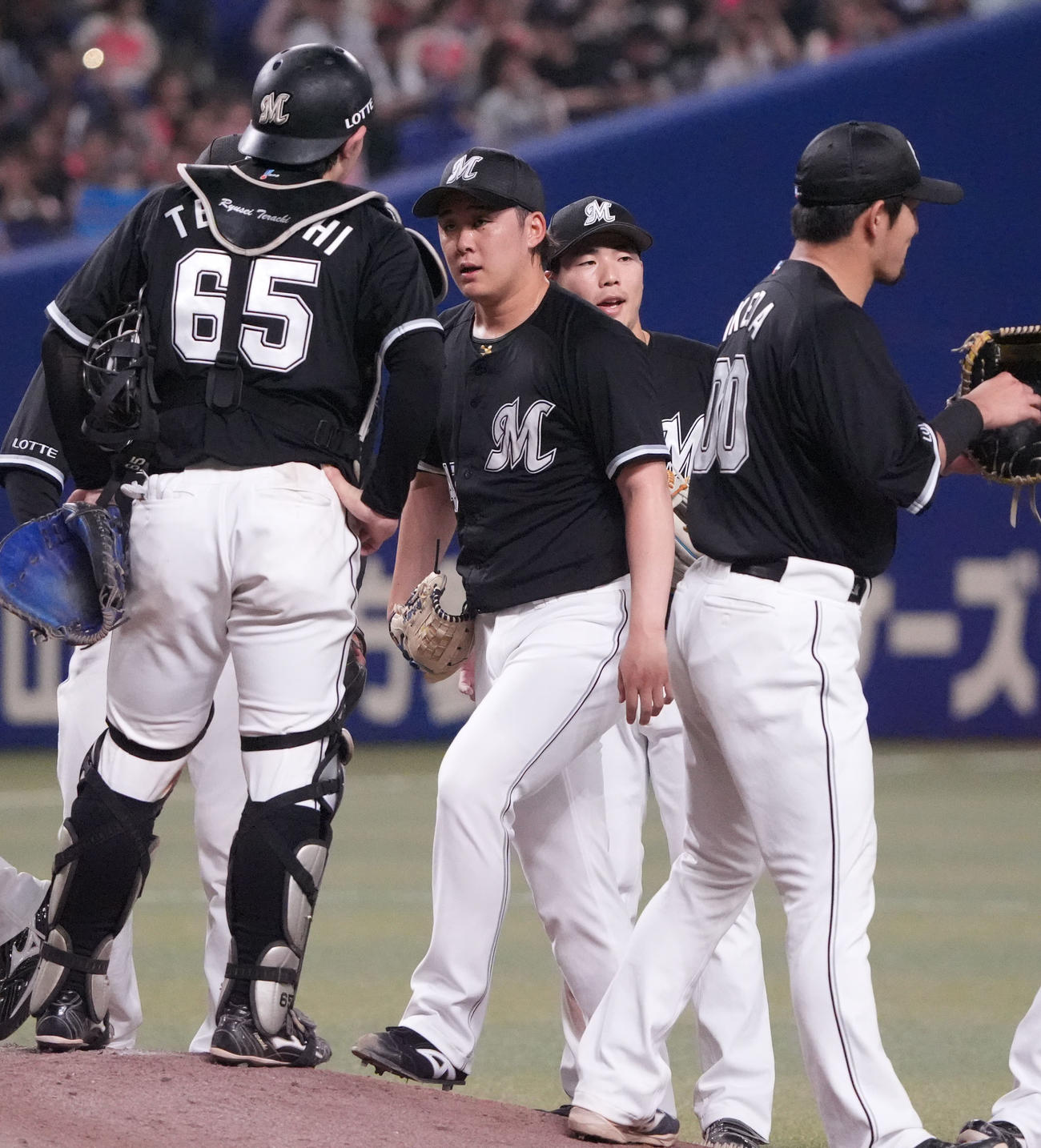 中日対ロッテ　9回裏中日2死満塁、マウンドの鈴木（中央）のもとに集まるロッテナイン（撮影・森本幸一）