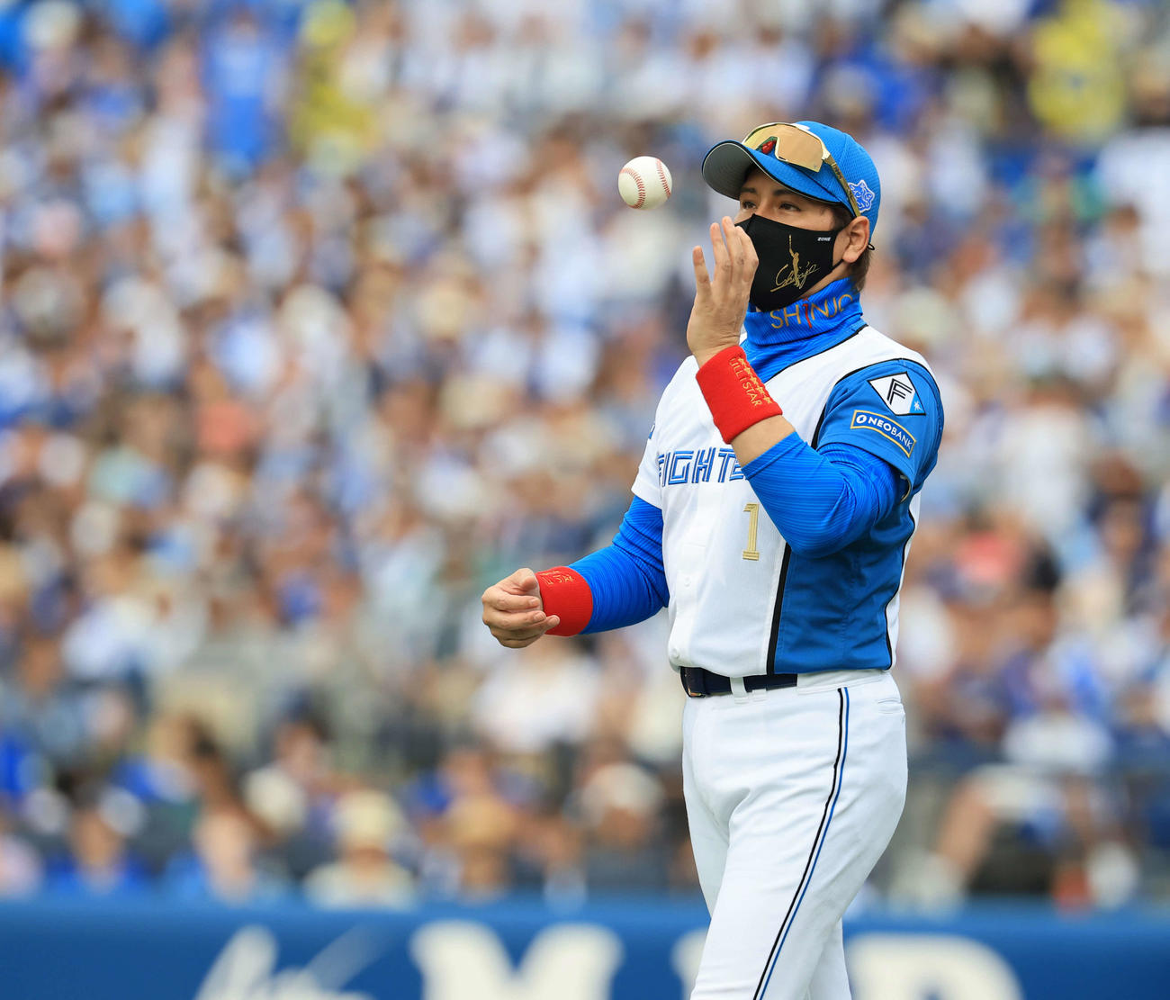 DeNA対日本ハム　8回裏DeNA2死の場面で投手交代を告げた新庄監督はボールをポンポンと投げる（撮影・浅見桂子）