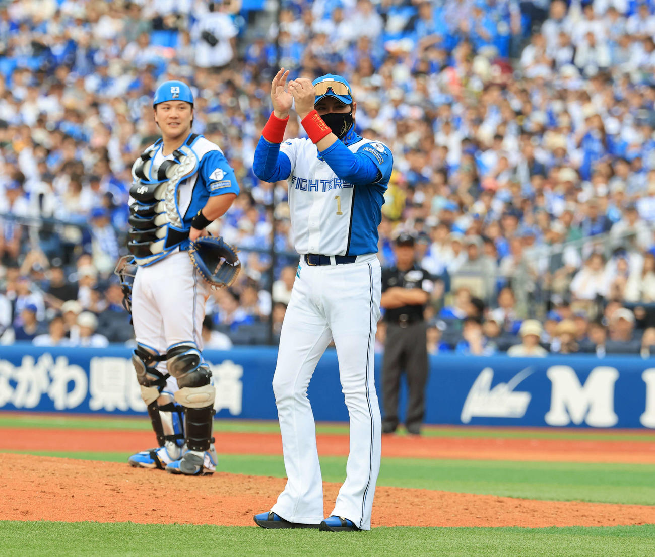 DeNA対日本ハム　8回裏DeNA2死の場面で降板となった山崎に拍手する新庄監督（撮影・浅見桂子）