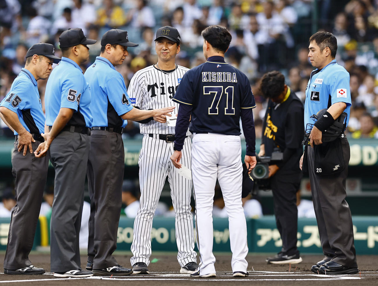 阪神対オリックス　審判の話を聞く阪神藤川監督とオリックス岸田監督（撮影・藤尾明華）