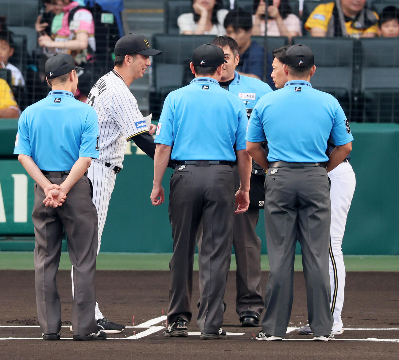 阪神対オリックス　試合前、メンバー表の最終確認で握手する阪神藤川監督（左）とオリックス岸田監督（撮影・加藤哉）