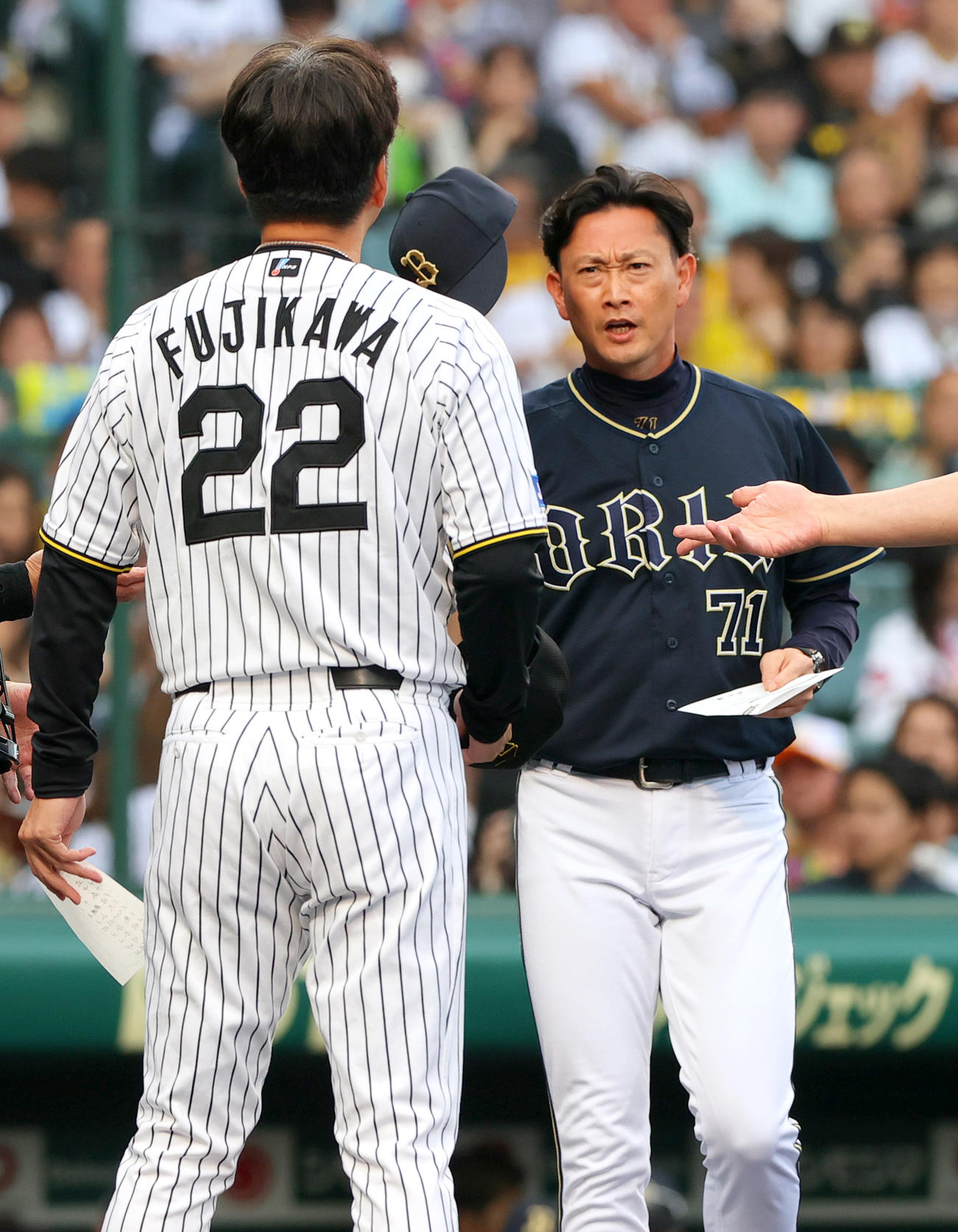 阪神対オリックス　試合前のメンバー表交換で阪神藤川監督にあいさつするオリックス岸田監督（撮影・上山淳一）