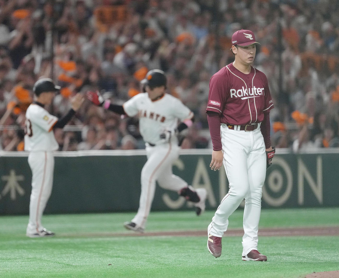 巨人対楽天　6回裏巨人2死、丸（後方右）に2者連続となるソロ本塁打を浴びた藤平（撮影・足立雅史）