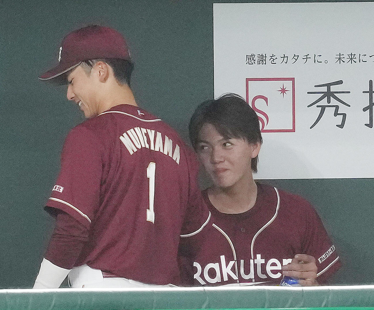 巨人対楽天　4回無失点でマウンドを降りた楽天大内（右）は宗山から声をかけられ笑顔を見せる（撮影・足立雅史）