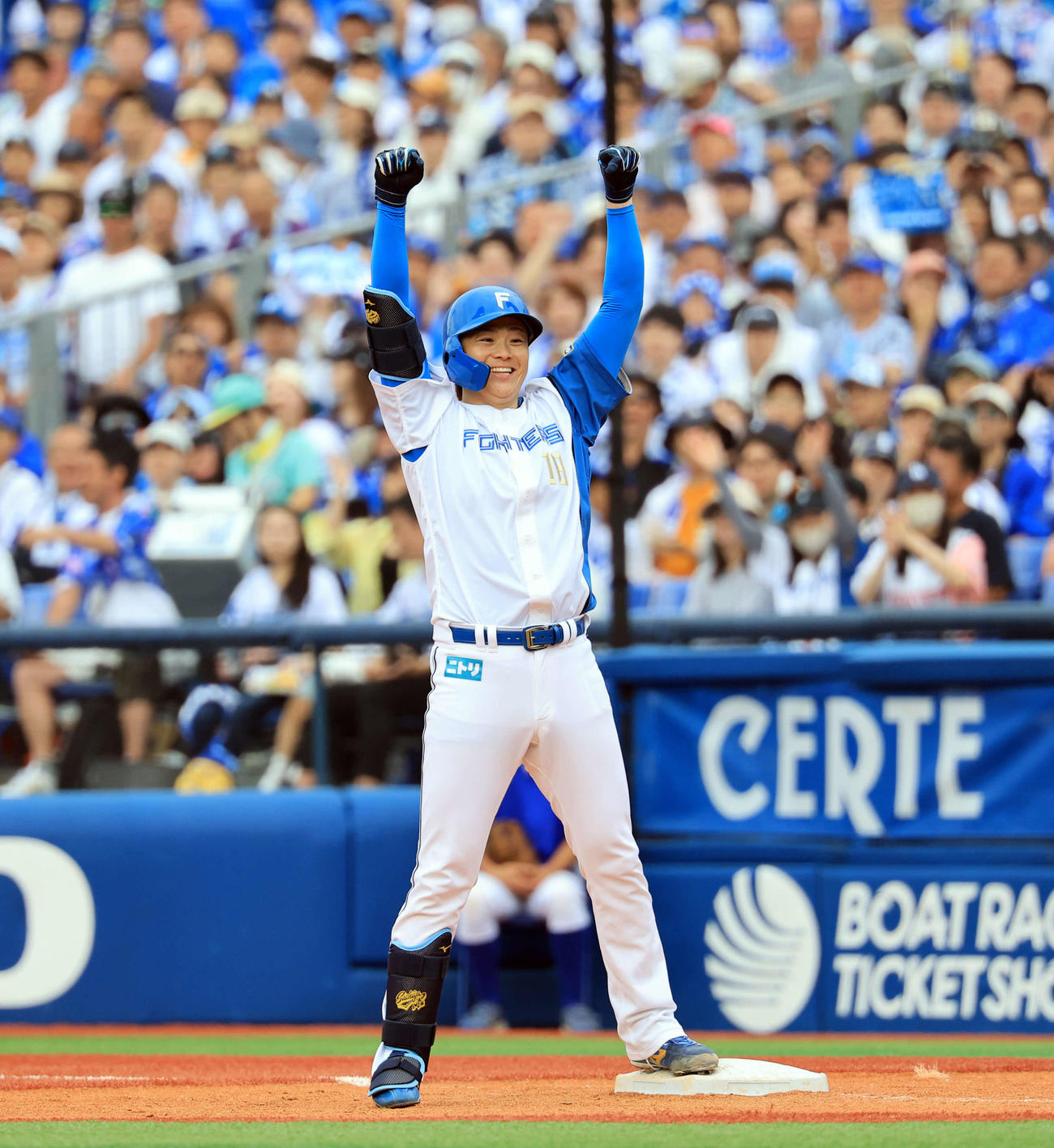 DeNA対日本ハム　7回表日本ハム1死満塁、山崎は2点適時打を放ちガッツポーズ（撮影・浅見桂子）
