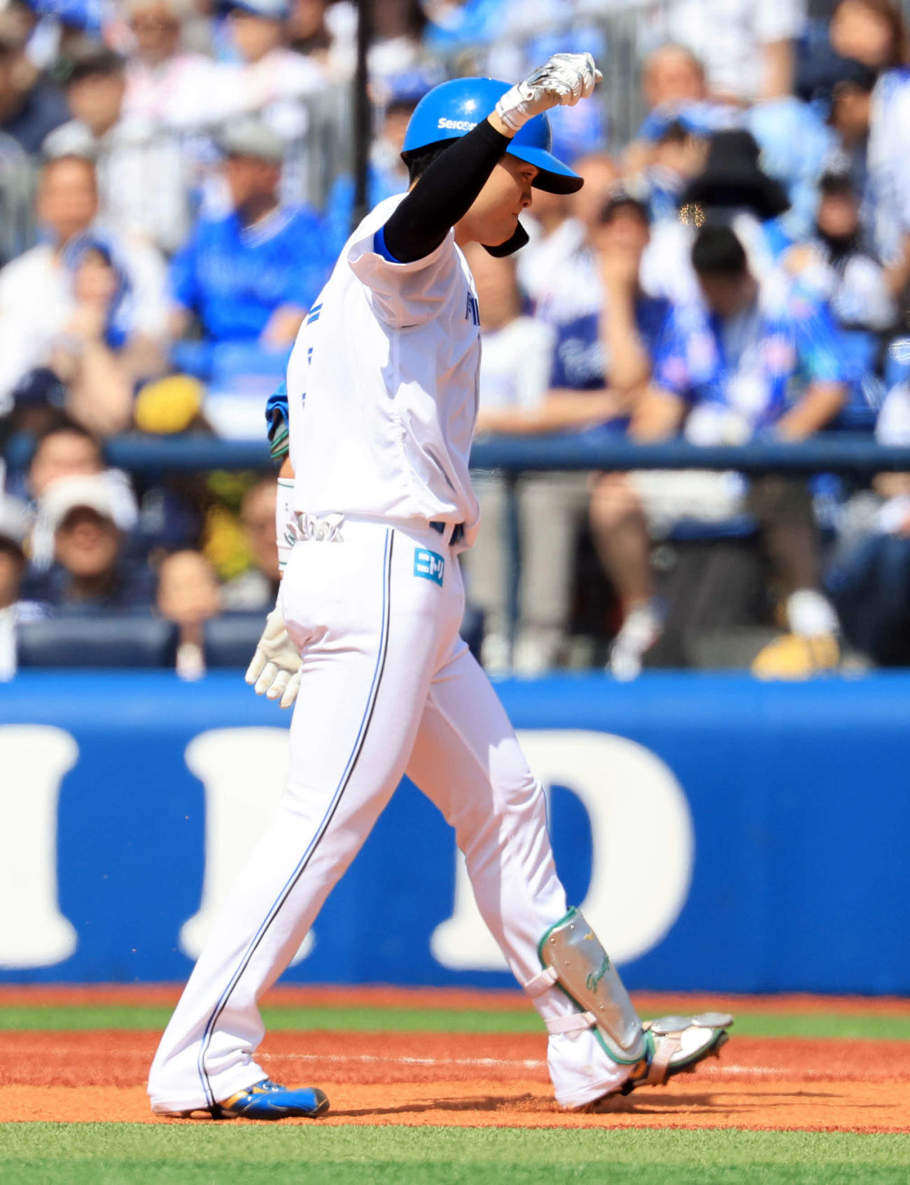 DeNA対日本ハム　1回表日本ハム1死一、二塁、郡司は先制適時打を放ちガッツポーズ（撮影・浅見桂子）