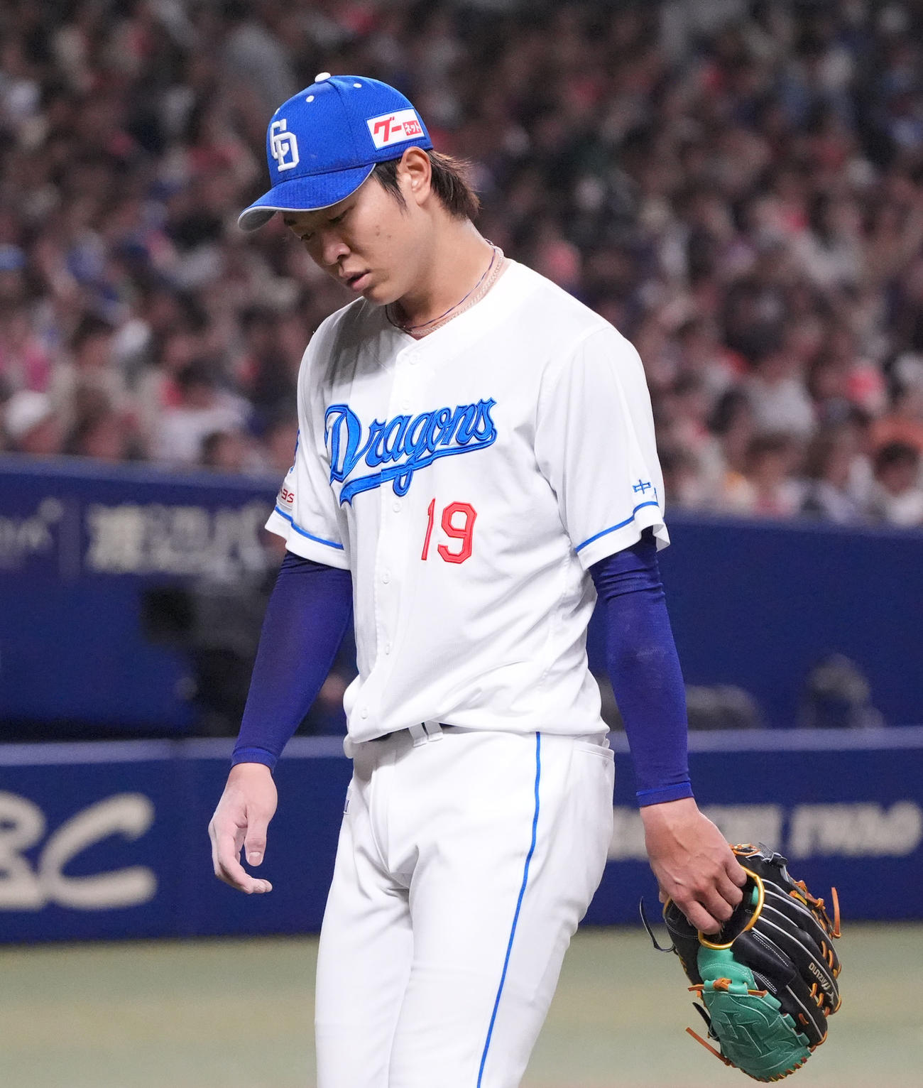 中日対ロッテ　5回表終了、さえない表情でベンチへ戻る高橋宏（撮影・森本幸一）