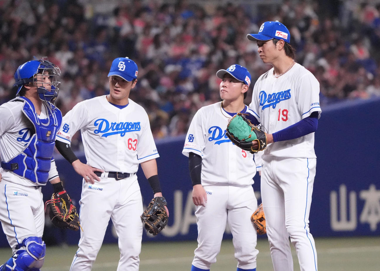 中日対ロッテ　5回表ロッテ無死一、二塁、マウンドの高橋宏（右）のもとに集まる中日ナイン（撮影・森本幸一）