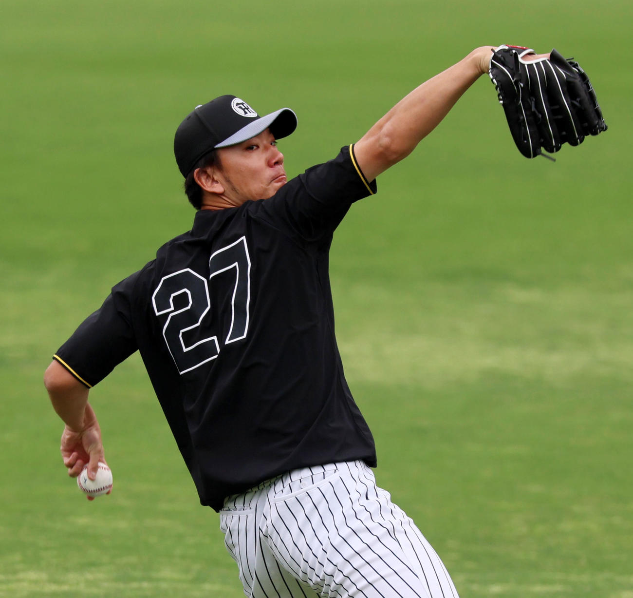 阪神対オリックス　練習でキャッチボールする伊藤将（撮影・加藤哉）
