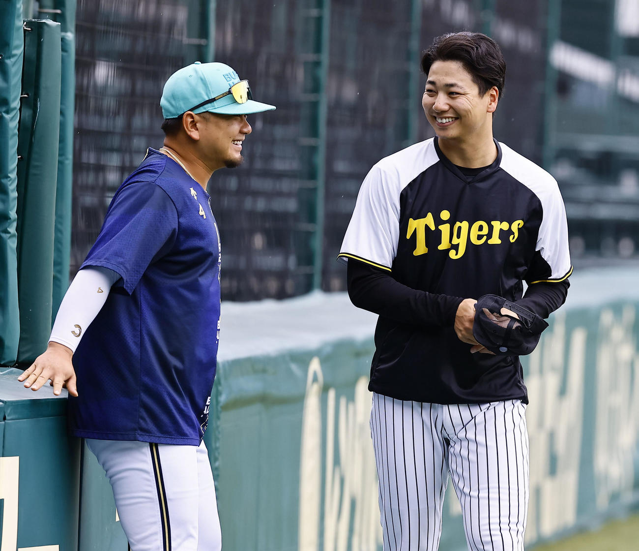 阪神対オリックス　オリックス森（左）とあいさつする阪神漆原（撮影・藤尾明華）
